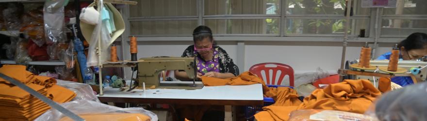 REPORTAGE PHOTO. Du plastique transformé en robes monastiques