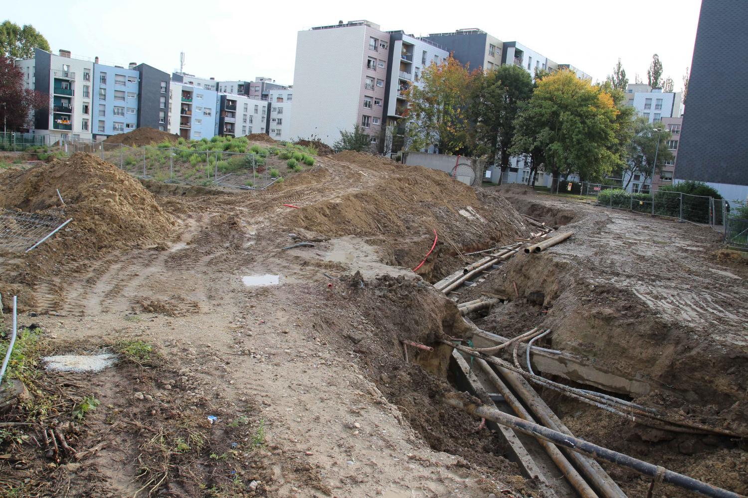 Installation du réseau de chauffage souterrain avant l'aménagement du parc Grimm, maille Catherine.