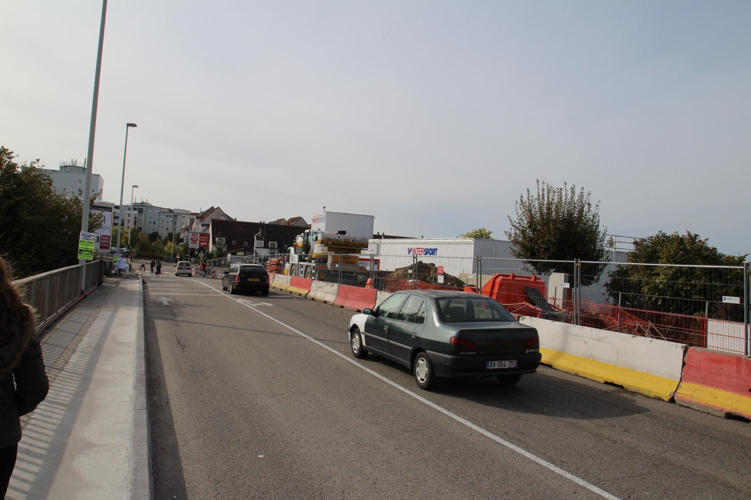 Travaux sur le pont de l'A351 en direction des Poteries, pour la future installation du tramway.