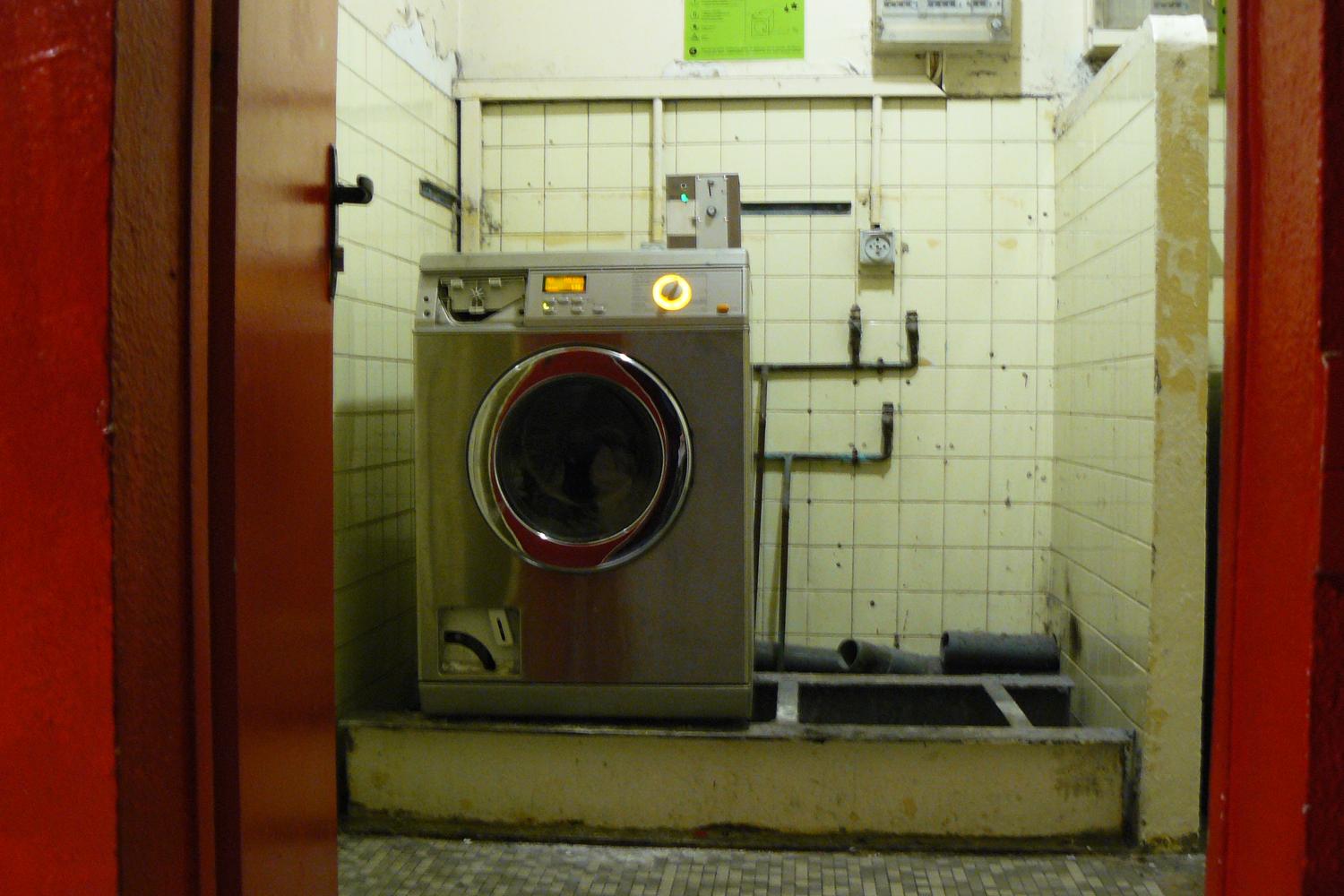 Au rez-de-chaussée du bâtiment B, une seule machine à laver pour une centaine d'étudiants. 