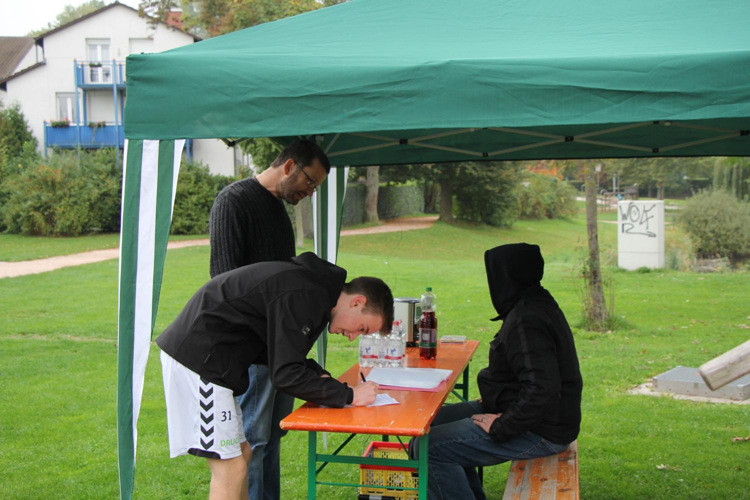 Au sol, les participants signent une décharge.