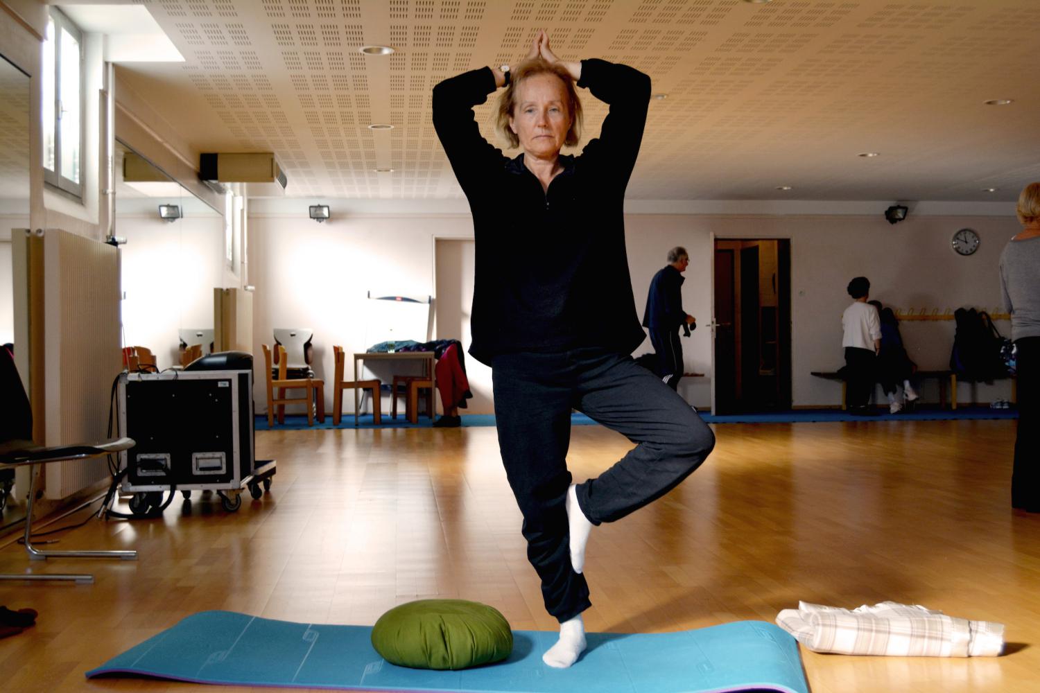 Véronique, 62 ans, 40 années de pratique : sa posture favorite, l'arbre.