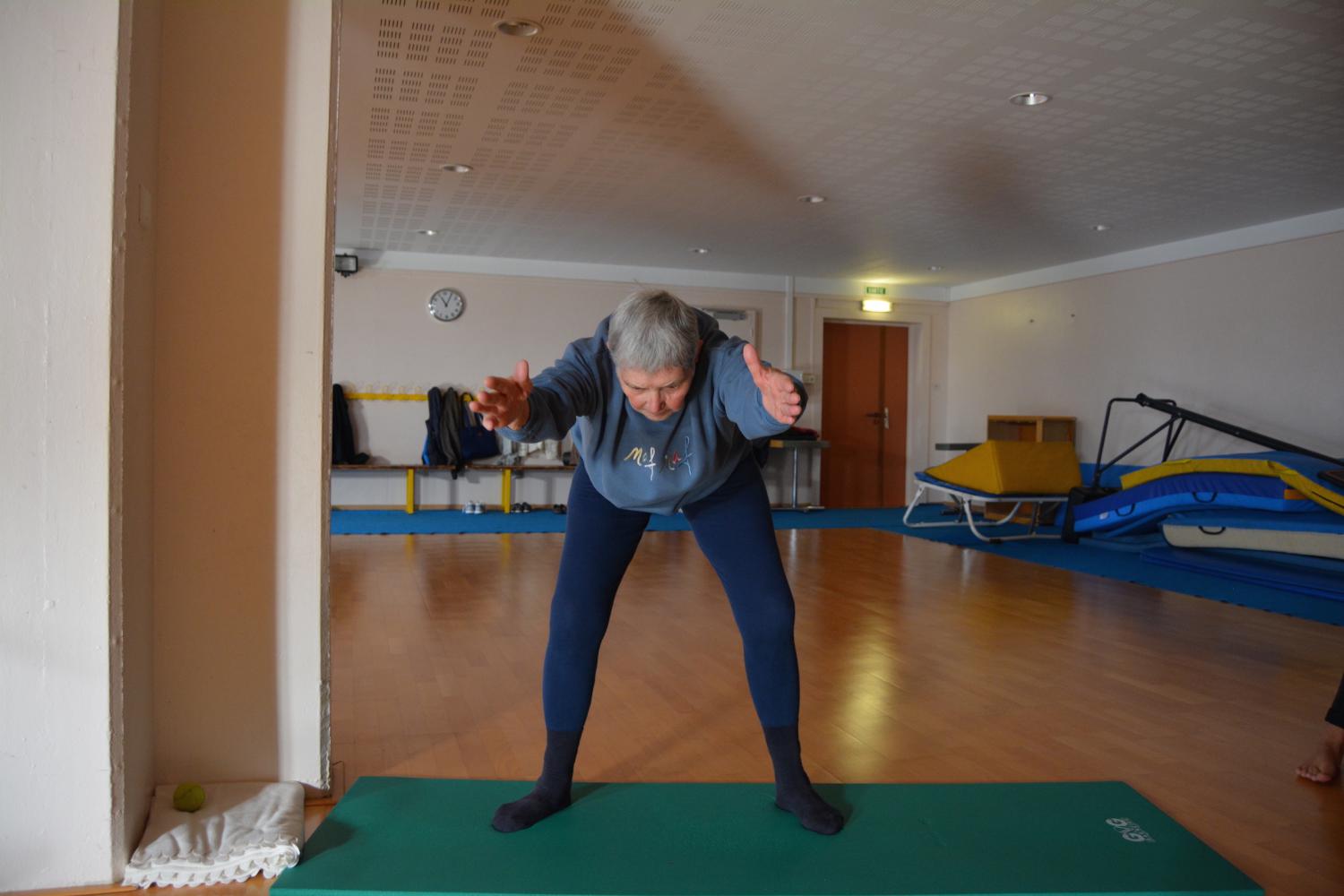 Josette, 86 ans, 15 années de pratique : elle préfère les postures où elle se sent stable.