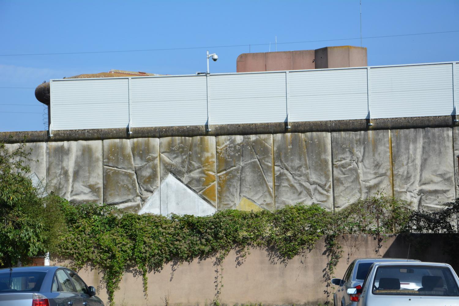 L'installation d'une palissade et de caméras dans la rue de Rothmuller a permis de réduire le nombre de parloirs sauvages.