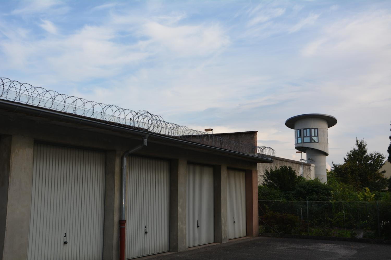 Les habitants se sont résolus à installer des barbelés pour empêcher aux lanceurs de monter sur leurs garages.