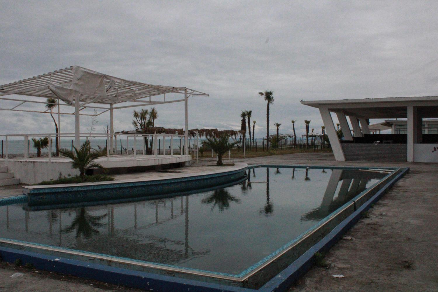 Le Beach Club attend son ravalement de façade. 