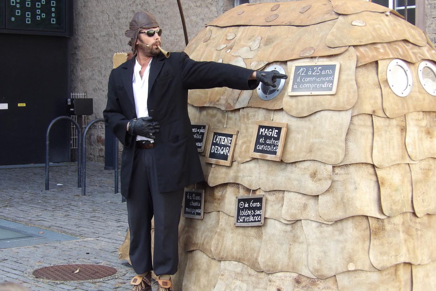 Stéphane Amos joue un personnage un peu fou.