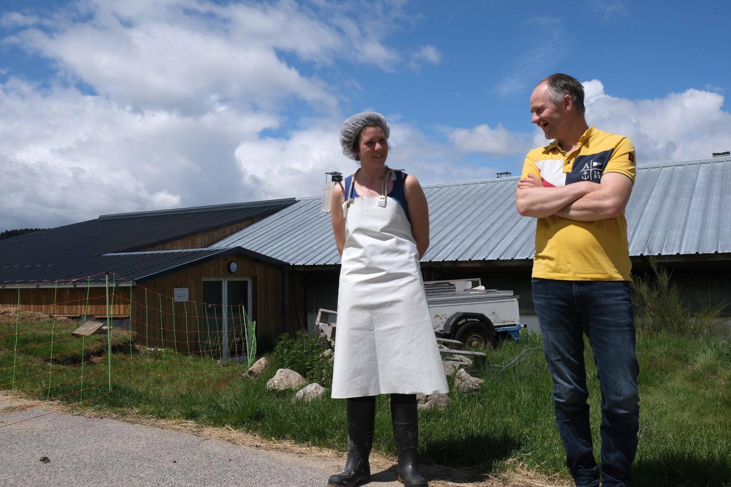 Soline et son patron, Jean-Régis, devant la bergerie