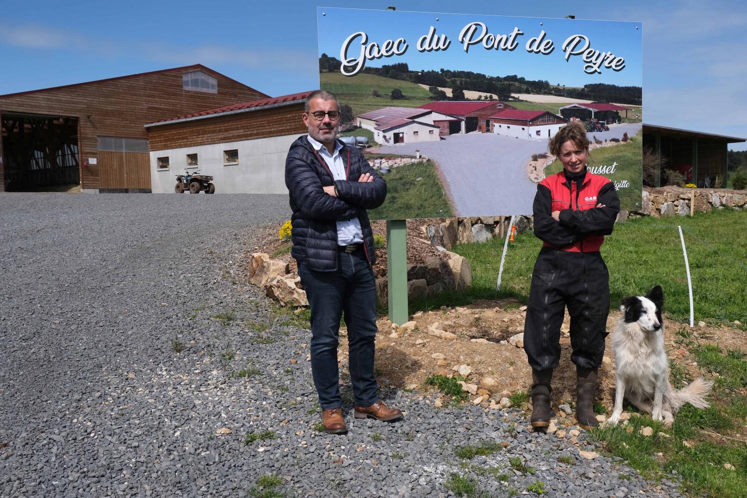 Laurine Rousset et Fabrice Bouquet, directeur de la FDSEA 43, devant l’exploitation de Laurine à Monlet