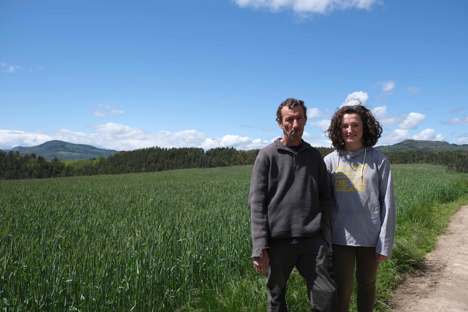 Manon et son père sur l’exploitation familiale