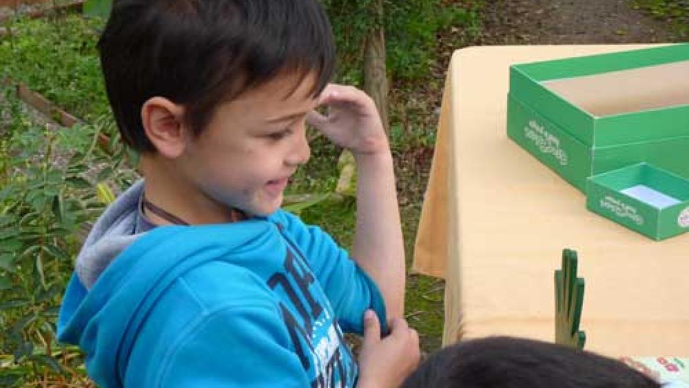 Les plus jeunes ont participé au jeu avec enthousiasme.