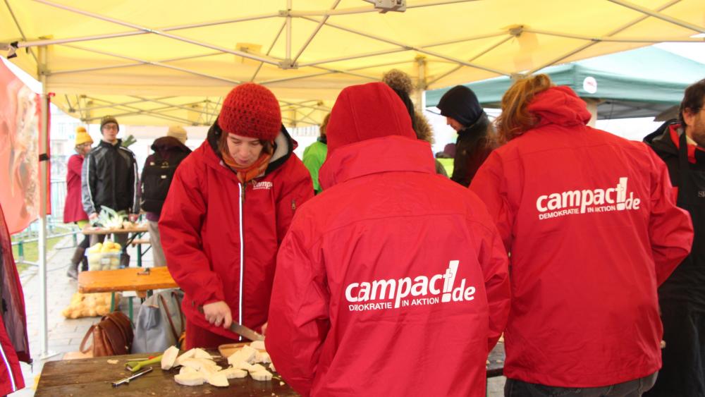 Avec des légumes de seconde catégorie destinés à être jetés, les militants ont servi de la soupe gratuitement