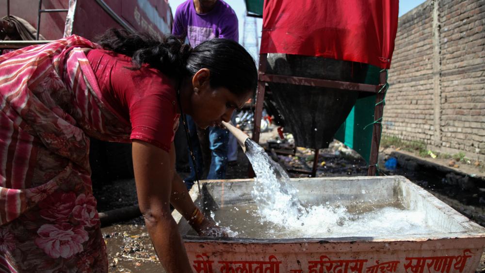 Sur un marché du Maharashtra.  Un camion-citerne distribue l’eau aux commerçants.