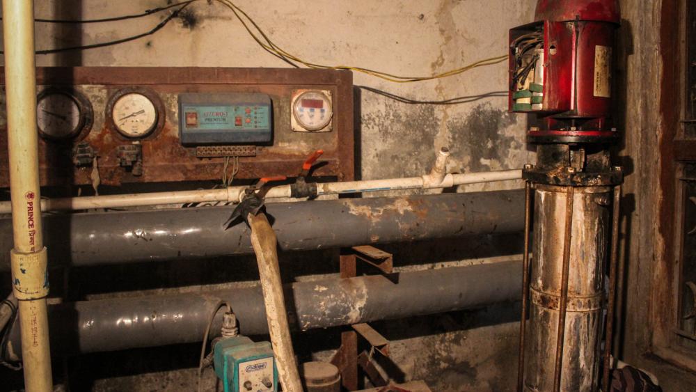 À Delhi, la débrouille est de mise. Forages illégaux et pompes électriques approvisionnent de nombreux foyers et un marché noir.