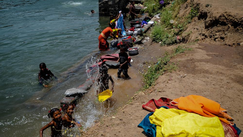 A Pune, l’heure de la lessive des femmes du bidonville est aussi celle de la baignade pour leurs enfants.