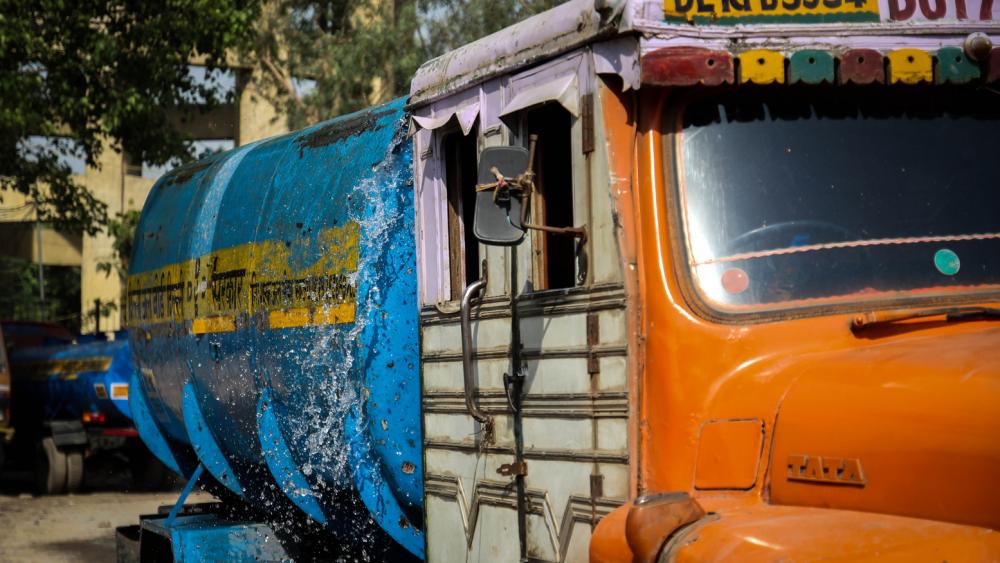 A peine chargée, déjà gaspillée.  À chaque virage, l’eau sort des citernes peu hermétiques.