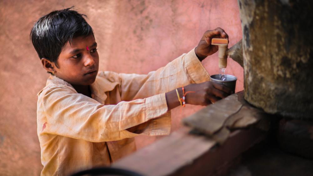 Remplie avec l’eau du puits,  la matka, jarre traditionnelle en argile, permet de conserver le précieux liquide au frais.