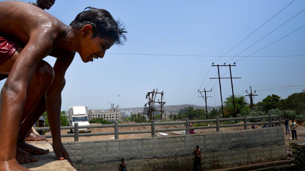 Dans le bidonville de Parvati à Pune, les canaux de la ville permettent aux enfants de se divertir en plongeant des ponts.