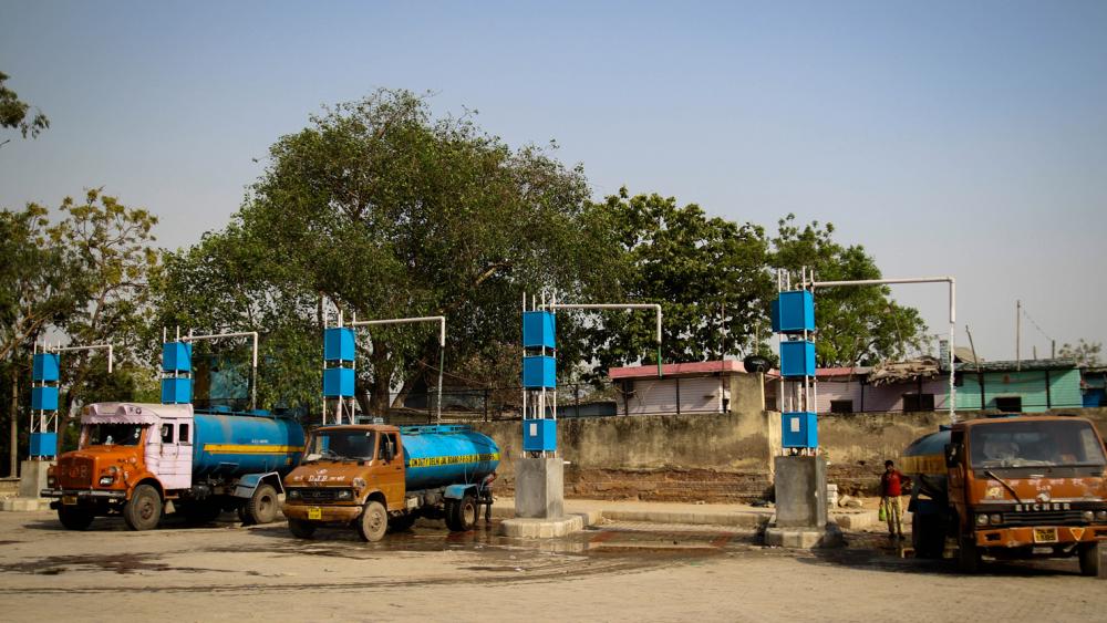 Toute la journée, des camions se relaient aux châteaux d’eau de Delhi,  pour remplir leur citerne avant de la distribuer.