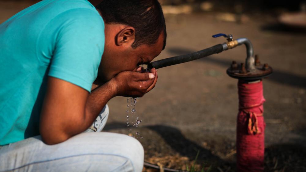 Le bon samaritain du district de Beed. Sanathukmar Rasal distribue gratuitement à ses voisins l’eau issue de son puits privé.