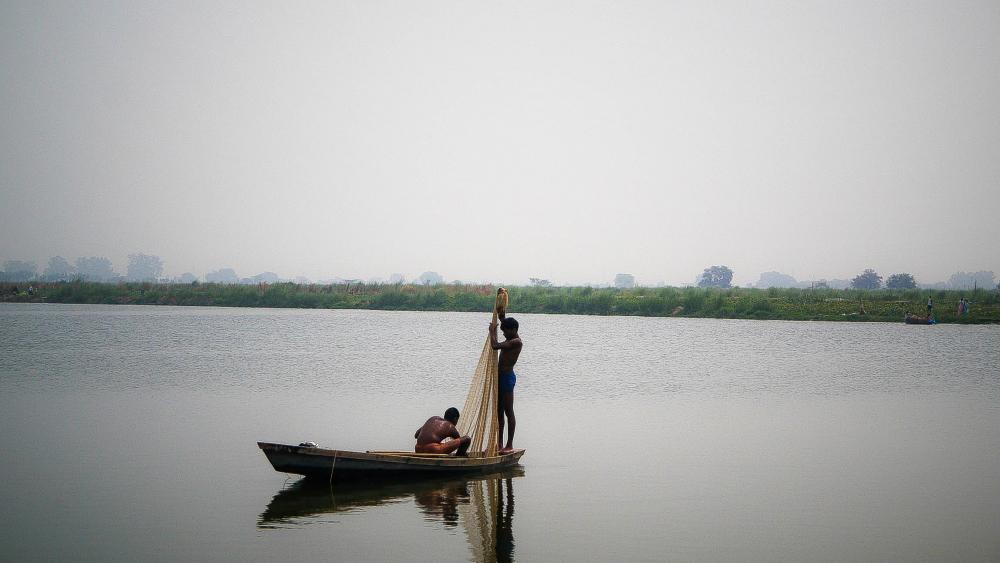 Les Malah, une caste de pêcheurs, sont une centaine à exercer à Delhi, dans les eaux de la rivière Yamuna. 