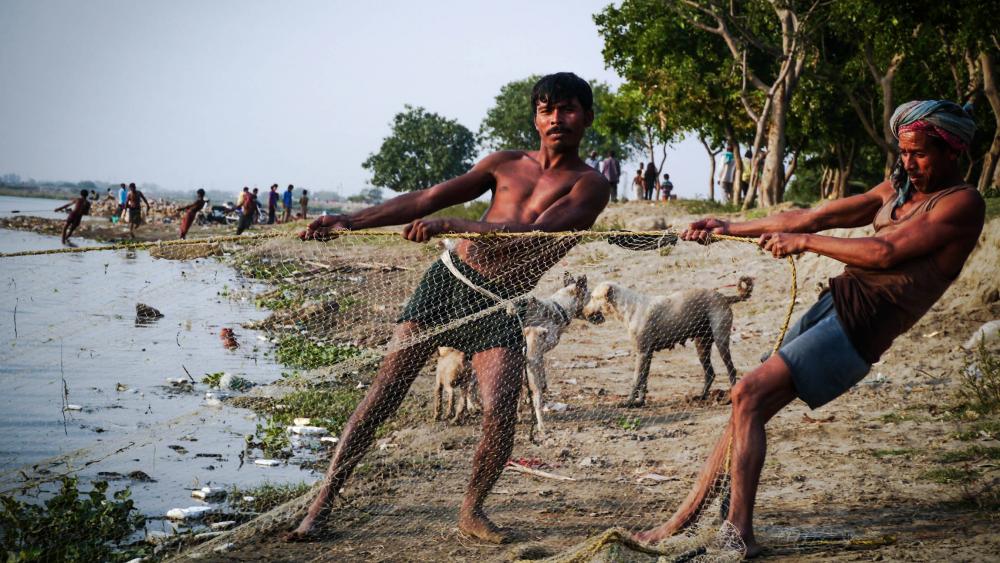 Trente hommes, et quinze en hiver, vivent sur une île au milieu de la rivière. Leurs familles habitent dans des bidonvilles.