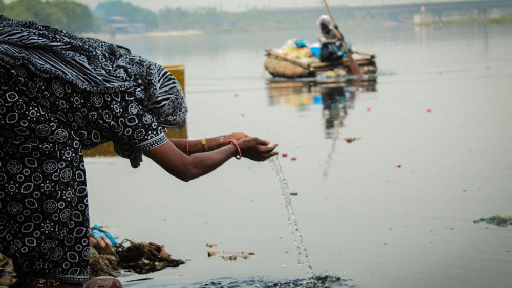 De nombreux hindouistes se purifient dans la Yamuna, malgré la pollution.