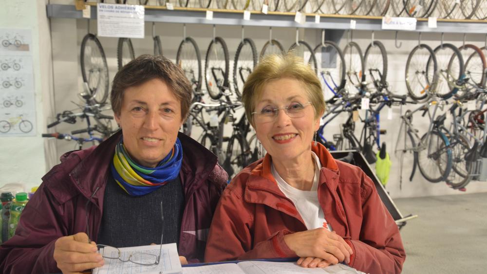 Mireille Metz (g.) et Chantal Krafft, la secrétaire de l'association (d.), attendent les adhérents à l'accueil.