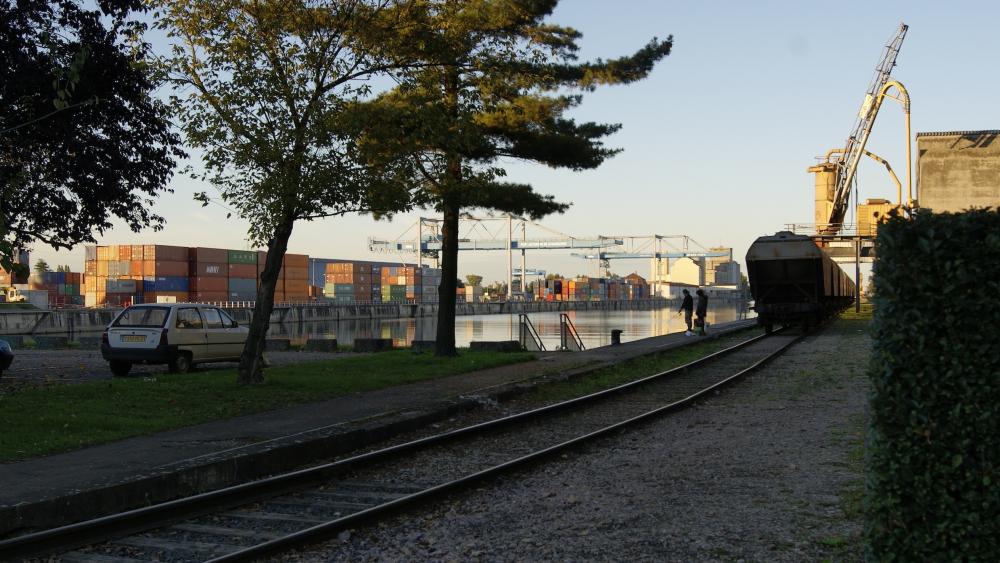 Les rails passent à côté du bassin du Commerce.