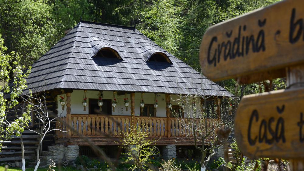 Vestige d'un héritage local, le fermier a tenu à ramener cette maison traditionnelle d'un autre village dans son jardin.