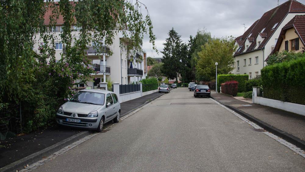 La rue des Chanoines-Lux est résidentielle, au centre du Stockfeld. 