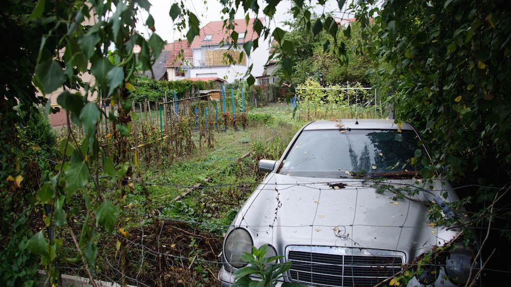 Le terrain est utilisé comme potager/débarras par les résidents du quartier.