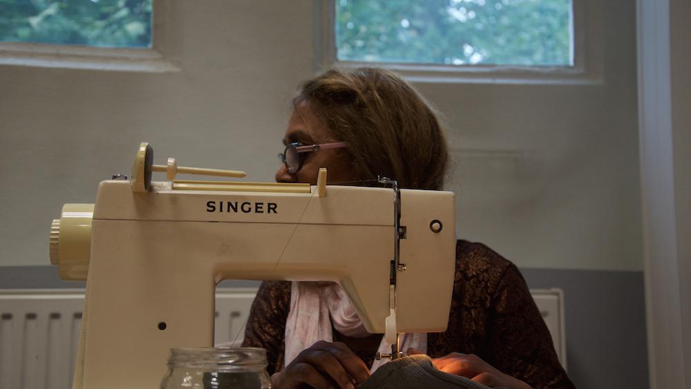 Rosa est sortie de sa retraite pour apprendre la couture.