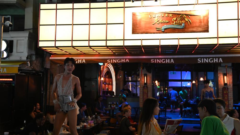 Sur Khao San Road, l'ambiance est à la fête tous les soirs dans les bars, restaurants et boîtes de nuit. © Mahault de Fontainieu