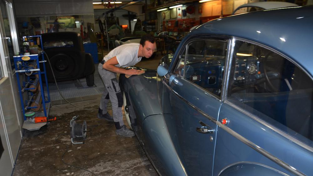 Maillets anciens et machines traditionnelles, les carrosseries sont refaites selon de vieilles techniques.