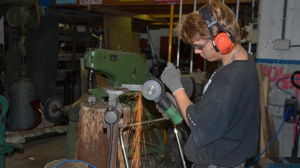 La plupart des employés de l'atelier ont appris les techniques sur le tas.