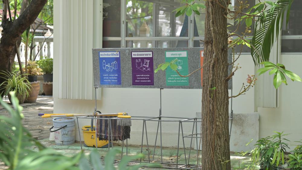Au Wat Chak Daeng, des cours de tri des déchets sont donnés à des classes. © Camille Carvalho