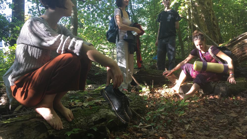 Pour se sentir plus proche de la nature, la marche se fait parfois sans chaussures. 