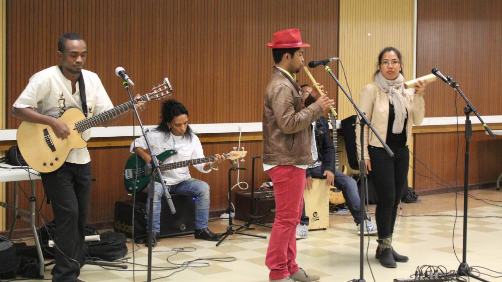 La soirée, organisée par l'association Entre ici et Mada, a été animée par le groupe malgache Tsylef.