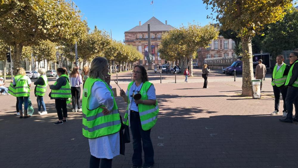 En attendant la conférence de presse à 12h, les pharmaciennes et pharmaciens discutent dans le calme. ©Gaïa Herbelin
