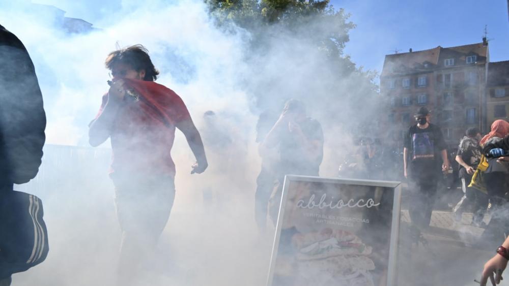 La fumée envahit la rue près de la cité administrative. © Titouan Catel--Daronnat
