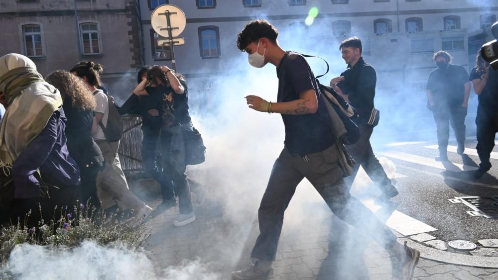 La fumée envahit la rue près de la cité administrative. © Titouan Catel--Daronnat