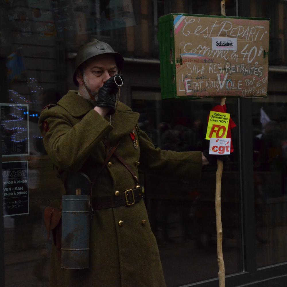 En uniforme de soldat pour combattre la réforme. © Isalia Stieffatre