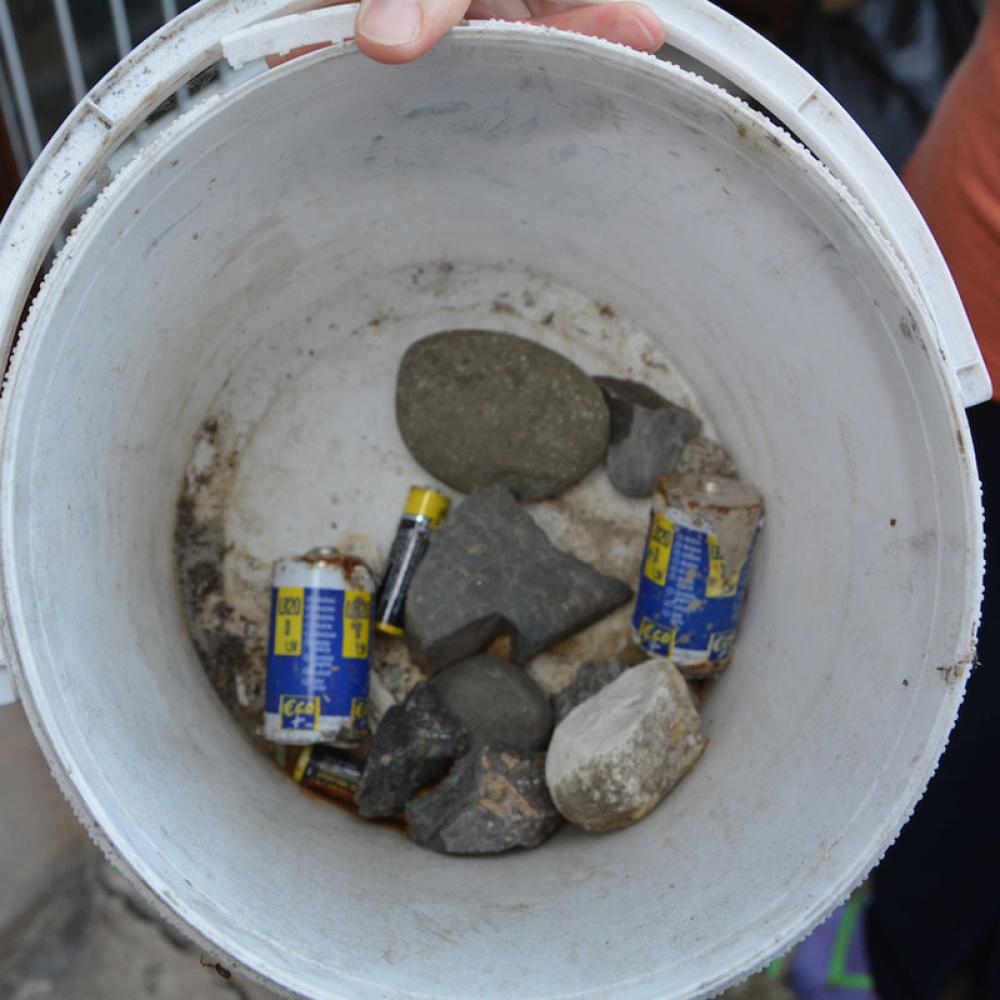 Les objets retrouvés par Virginie dans son jardin.