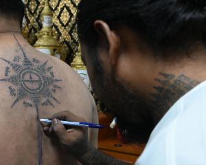 REPORTAGE PHOTO. Les pouvoirs des tatouages sacrés thaïlandais
