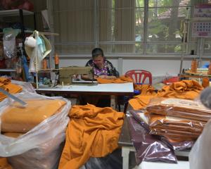 REPORTAGE PHOTO. Du plastique transformé en robes monastiques