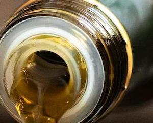 À table ! Avec un filet de pétrole sur votre salade ?