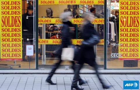 Personnes qui font les soldes