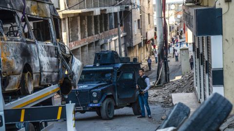 20160216-AS des-policiers-turcs-en-position-dans-une-rue-de-silvan-apres-des-heurts-entre-armee-turque-et-rebelles-kurdes-le-5-octobre-2015-a-diyarbakir_5440487.jpg