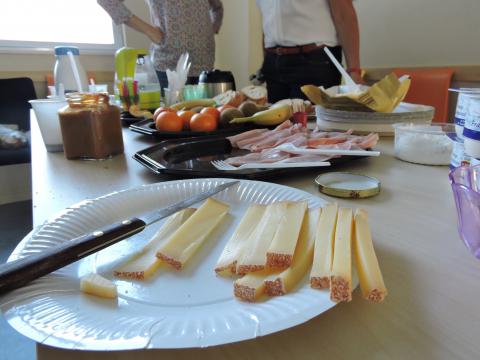 Fruits, fromage, pain, confiture et lait étaient proposés pour ce petit-déjeuner équilibré.